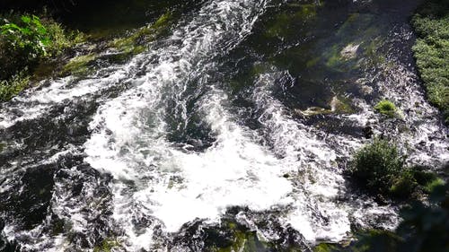 河流大量流经岩石 · 免费素材视频