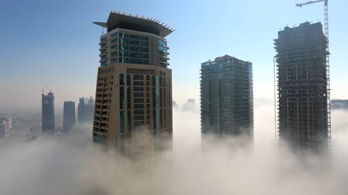 在有雾的气氛中建筑物的视图 · 免费素材视频