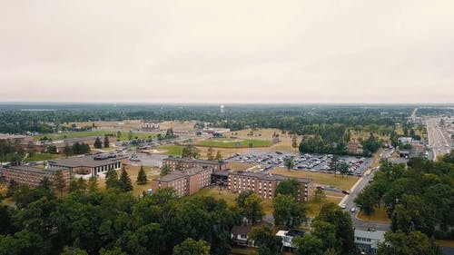 大学地面的鸟瞰图 · 免费素材视频