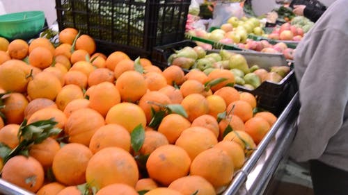人们在市场上购买水果和蔬菜 · 免费素材视频