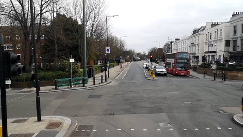 在伦敦的街道上行驶的车辆 · 免费素材视频