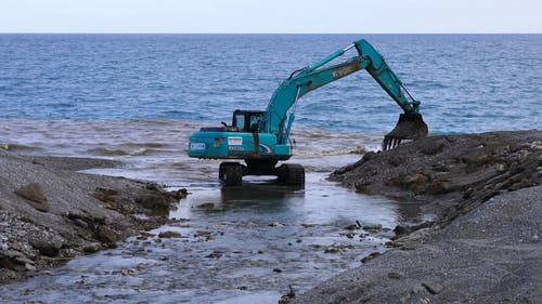 反铲在海滩 · 免费素材视频