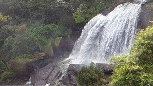 从瀑布倒水 · 免费素材视频