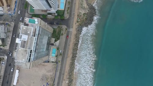 高层建筑海滩前方鸟瞰图 · 免费素材视频