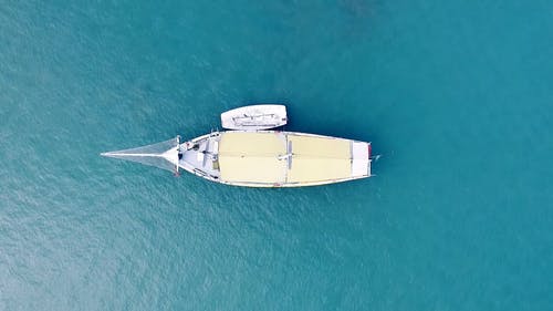 一条船在海上的顶视图 · 免费素材视频