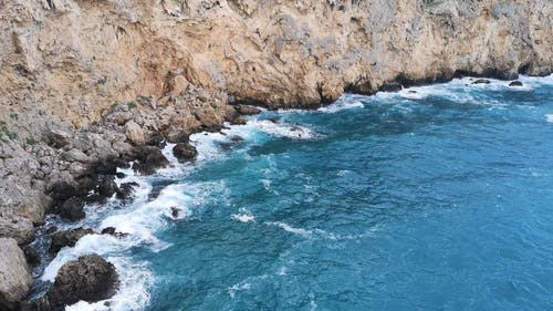 海浪拍打在海边的岩石上 · 免费素材视频