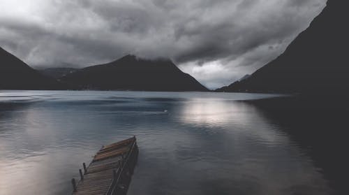 时间流逝的镜头，一片湖泊和山脉上空的云 · 免费素材视频