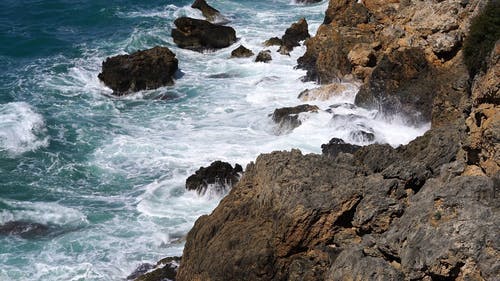 海浪冲向岩石 · 免费素材视频