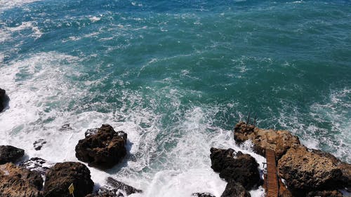 海浪冲入岩石 · 免费素材视频
