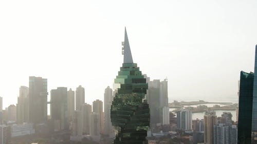 高高的绿色建筑与玻璃面板 · 免费素材视频