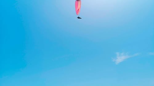 滑翔伞在蔚蓝的天空下 · 免费素材视频