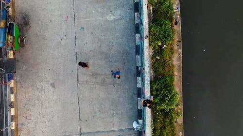 空中镜头的孩子们在一条河沿街玩 · 免费素材视频