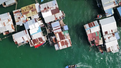 高空房屋建在浅水域的航拍 · 免费素材视频