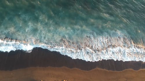 海浪拍打着岸边 · 免费素材视频