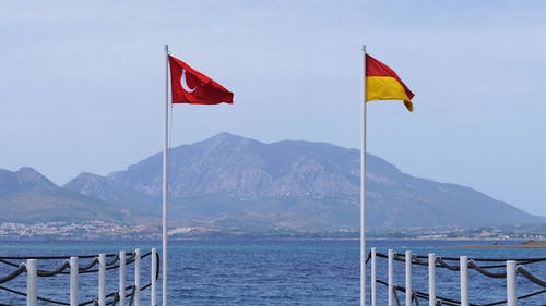 海港上的两个标志 · 免费素材视频