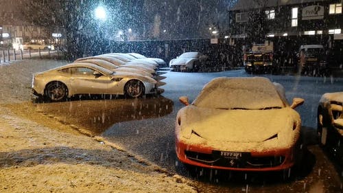 下雪时停放的法拉利跑车 · 免费素材视频