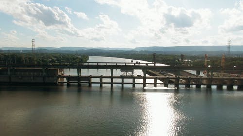 一座桥及其周围景观的航拍画面 · 免费素材视频