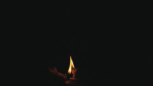 一盏灯的火焰 · 免费素材视频