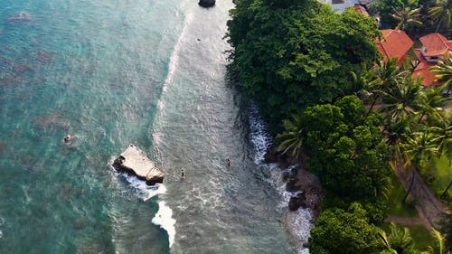 海边岩石海岸上的家园 · 免费素材视频