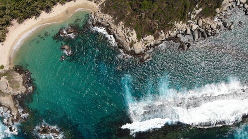 一个美丽的海岸线，与海浪拍打从上面的视图 · 免费素材视频