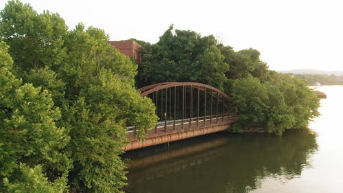 横跨湖面的钢桥 · 免费素材视频
