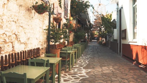 古朴的鹅卵石小巷，配有桌子和椅子al Fresco · 免费素材视频