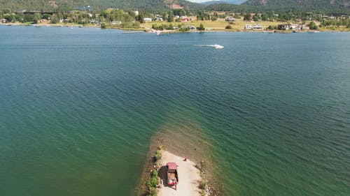 一辆卡车停在湖上方道路的尽头 · 免费素材视频