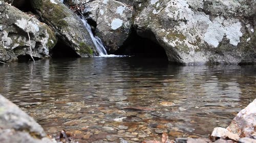 水从岩层中滑落 · 免费素材视频