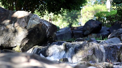 岩层上流淌的水 · 免费素材视频