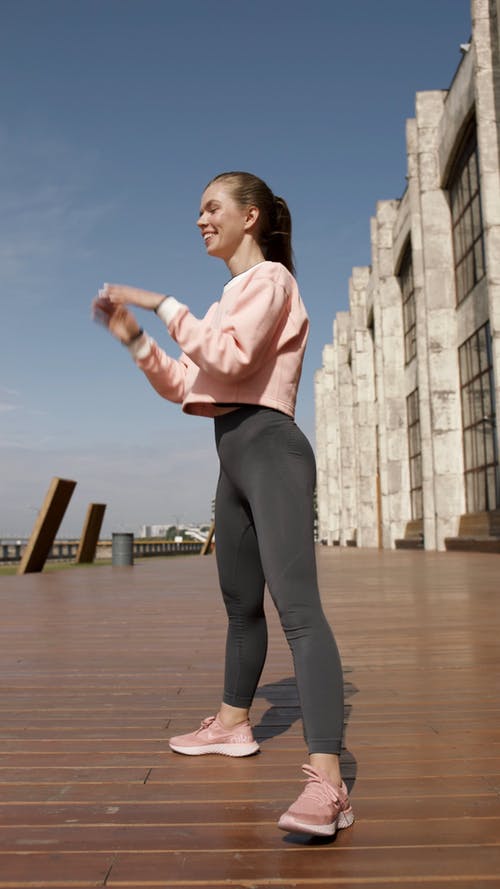 粉色和灰色运动装备在户外锻炼的女人 · 免费素材视频