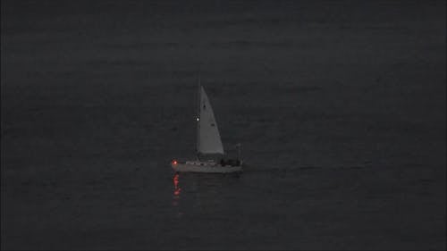 晚上航行的帆船 · 免费素材视频