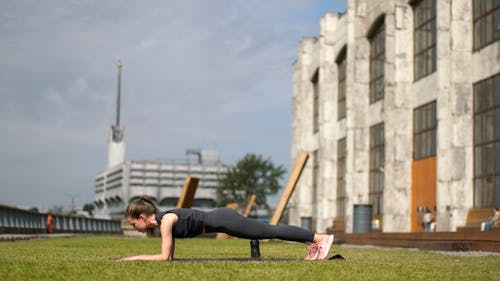 女人做俯卧撑和伸展运动 · 免费素材视频