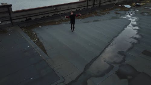 在屋顶上跳舞嘻哈的男人 · 免费素材视频