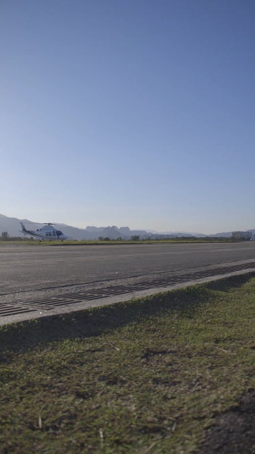 一架降落在地面上的直升机 · 免费素材视频