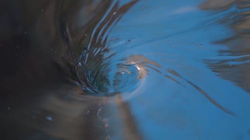 液体以螺旋运动运动 · 免费素材视频