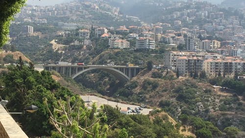 一座建在山边的城市 · 免费素材视频