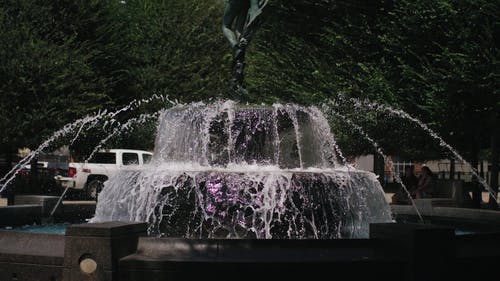 在公园展出的喷泉 · 免费素材视频