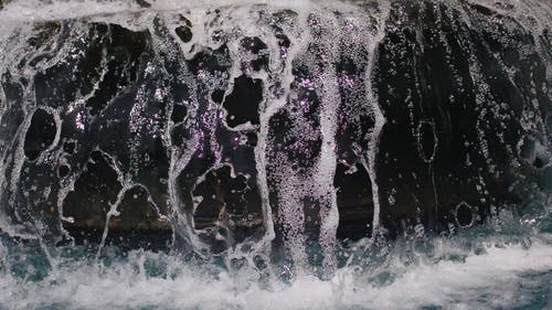溢出的喷泉形成的气泡 · 免费素材视频