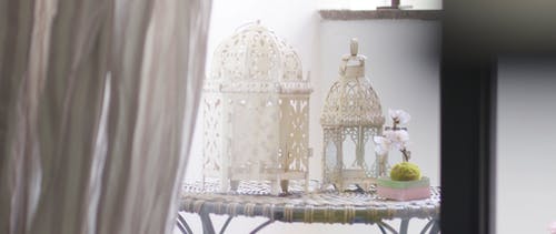 白色蜡烛灯与复杂的设计，在桌子上 · 免费素材视频