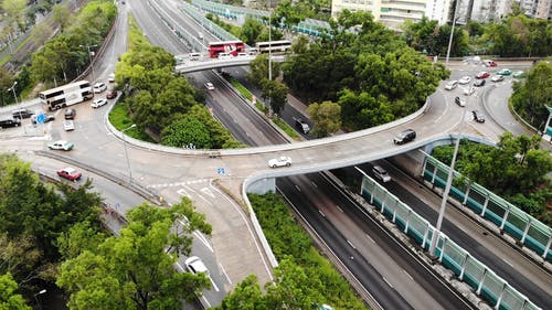 在交通道路上绕圈 · 免费素材视频