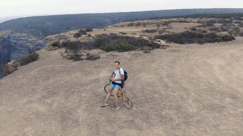 一个人在山地自行车上的角度的360度航拍 · 免费素材视频