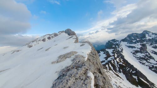 无人机画面的雪山风景 · 免费素材视频