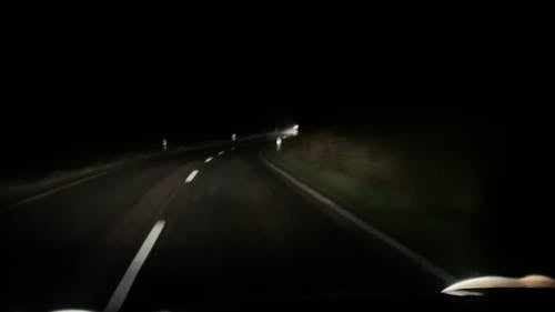 晚上在路上开车 · 免费素材视频