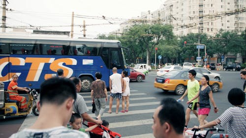 等待在人行道上过马路的人 · 免费素材视频