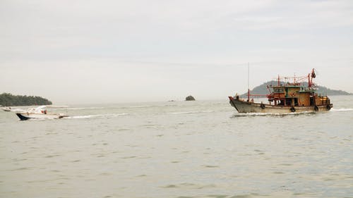 渔船和摩托艇旅行 · 免费素材视频