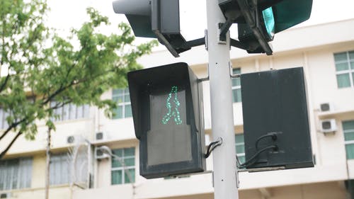 一个交通信号灯告诉行人显然可以过马路 · 免费素材视频