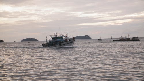 海上拖网渔船 · 免费素材视频