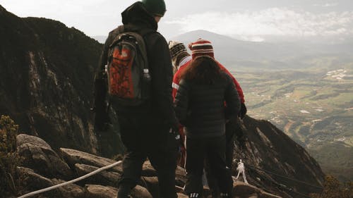 人们在一条山路上徒步旅行 · 免费素材视频