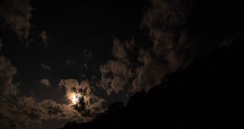 夜空中的月亮和云 · 免费素材视频
