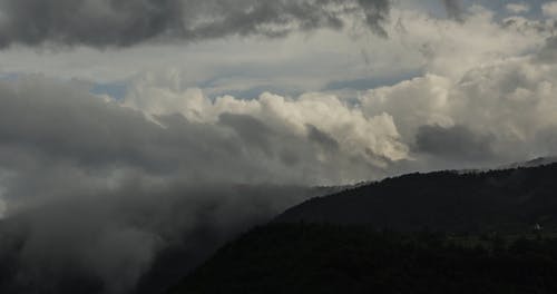 浓雾和云部分覆盖山 · 免费素材视频